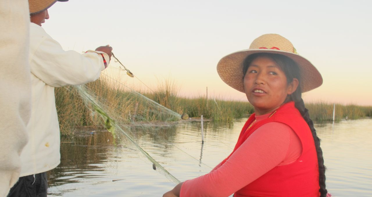 uros-lady-fishing-peru