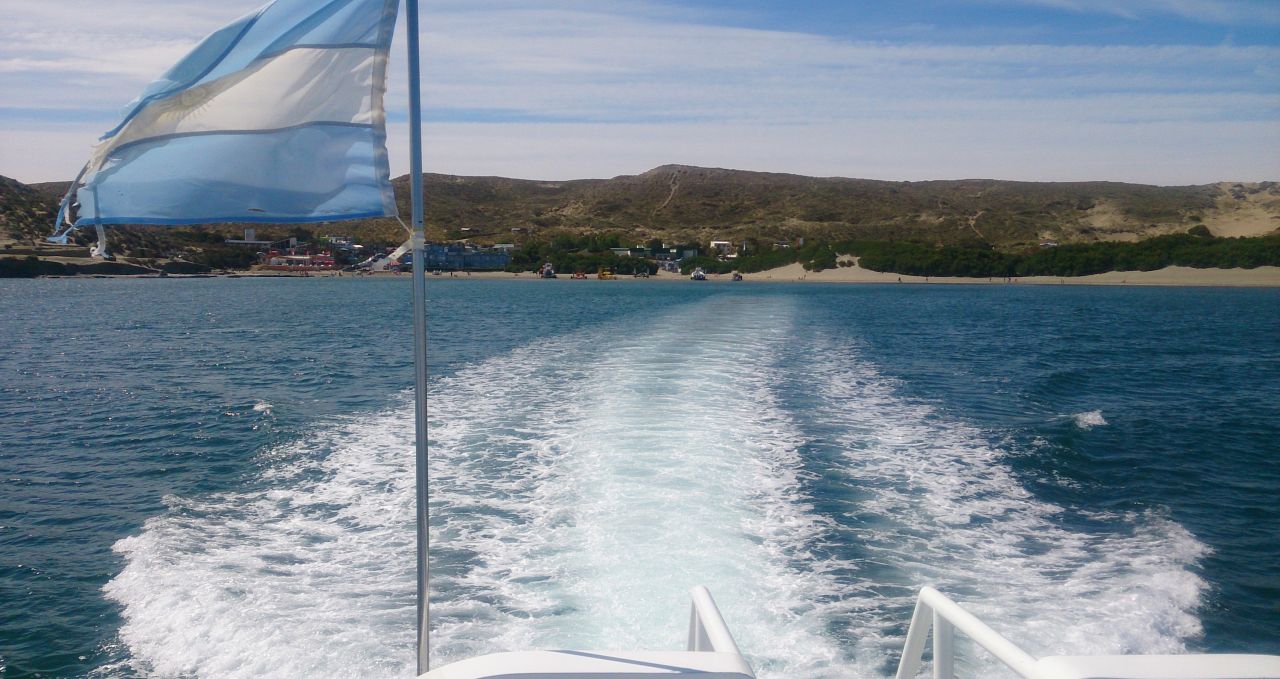 sailing-away-from-puerto-piramides-peninsula-valdes-argentina